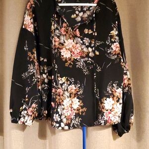 Womens black and floral blouse sz 2x